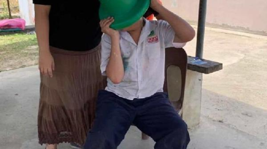 Kafası plastik koniye sıkışan çocuğu itfaiye kurtardı