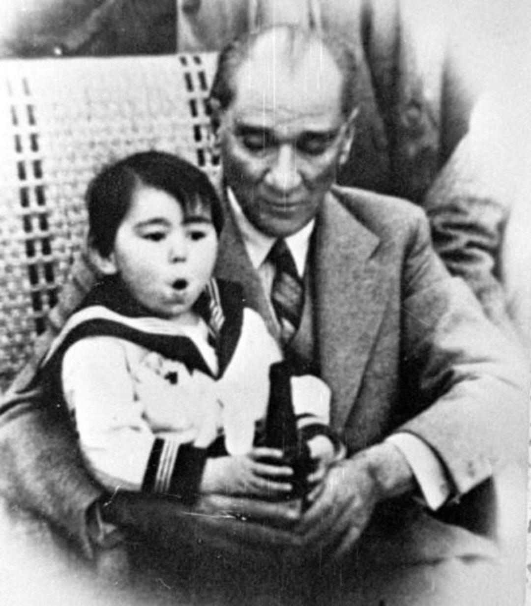 Atat&uuml;rk: &Ccedil;ocuklar g&ouml;kkuşağı gibi geleceği renklendireceklerdir