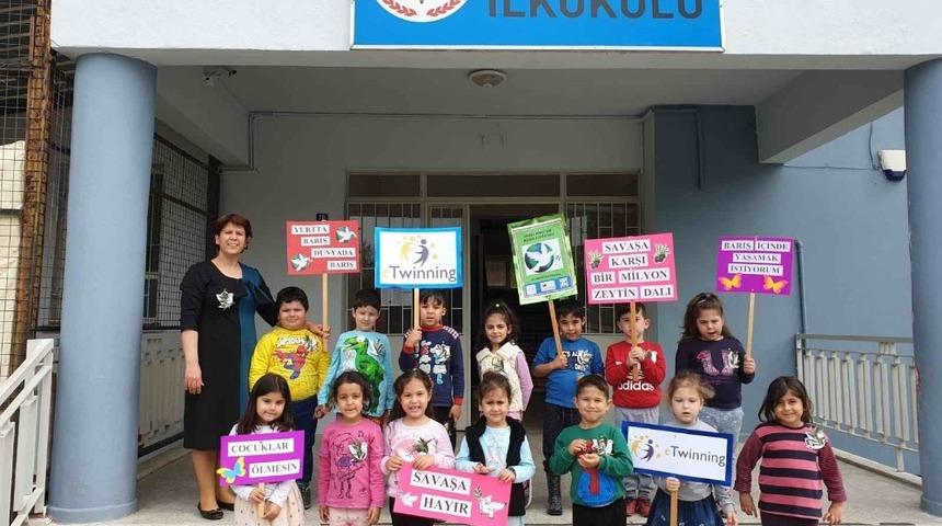 Minik öğrencilerden savaşa karşı bir milyon zeytin dalı