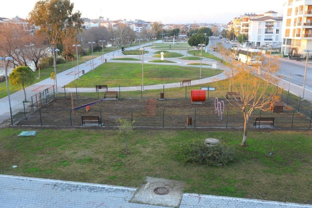Manavgat Belediyesi&rsquo;nden k&ouml;pek oyun parkı