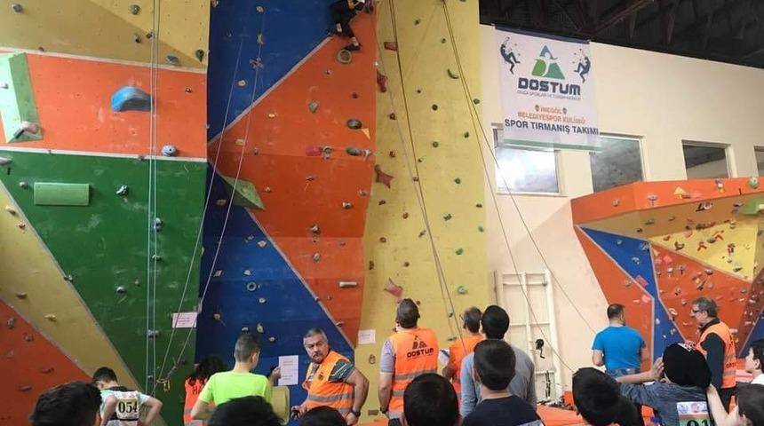 &Ouml;ğrenciler d&uuml;z duvara tırmandı
