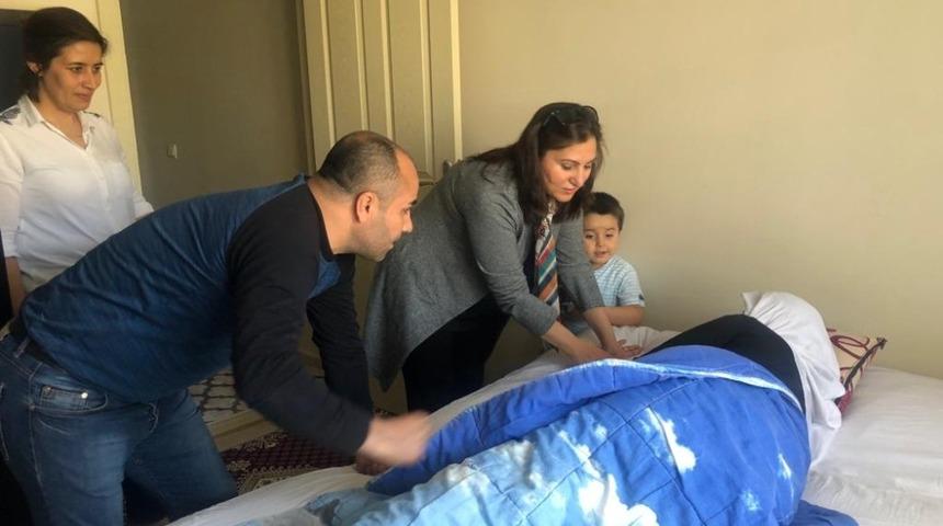 &Uuml;nl&uuml;, &Ouml;ner ailesini ziyaret etti