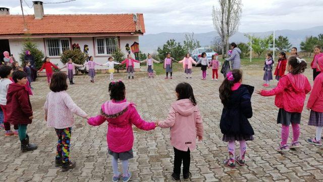 Alaşehirli öğrencilere kitap desteği