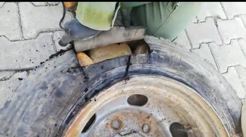 Stepne lastiğin i&ccedil;erisine 22 kilo eroin, Şila&rsquo;ya takıldı