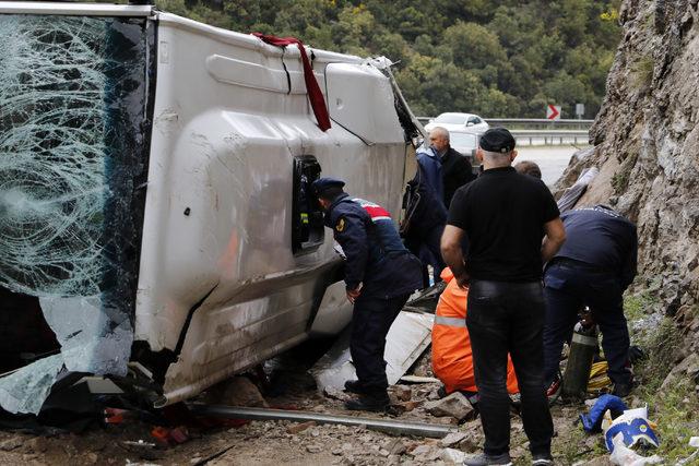 Antalya'da sporcuları taşıyan midibüs devrildi: 3 ölü, 17 yaralı (2) - Yeniden