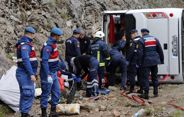 Antalya'da sporcuları taşıyan midibüs devrildi: 3 ölü, 17 yaralı (2) - Yeniden