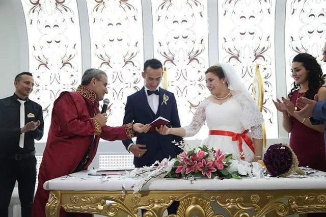 Başkan Alim Işık ilk resmi nikahını kıydı