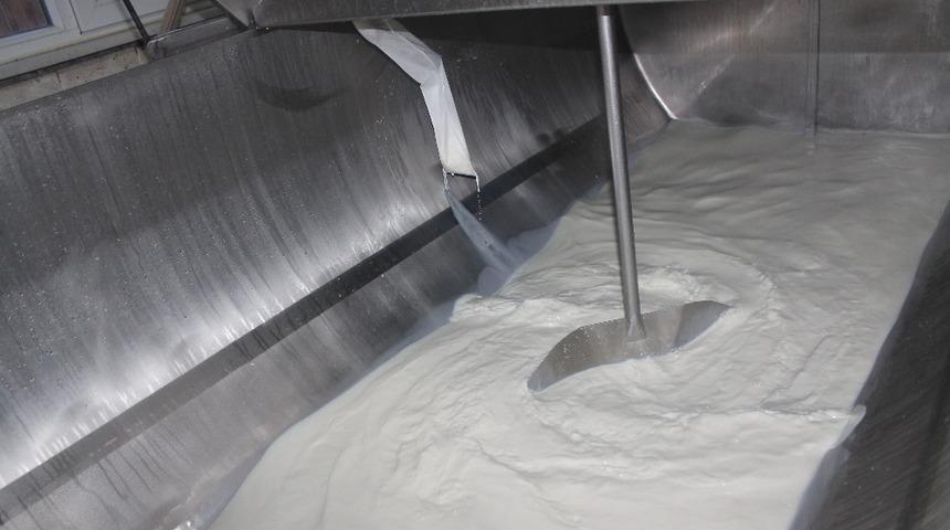 &Ccedil;iğ s&uuml;te verilen 2 lira s&uuml;t &uuml;reticini memnun etti