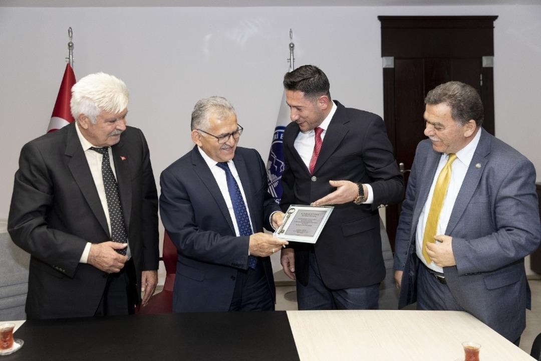 Esnaflar, Başkan B&uuml;y&uuml;kkılı&ccedil;&rsquo;a şehrin anahtarını hediye etti