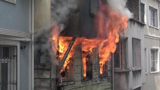 Beyoğlu'nda metruk binada yangın (1)