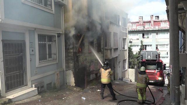 Beyoğlu'nda metruk binada yangın (1)