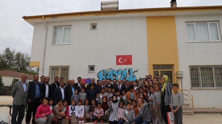 Hayal Duvarı Oğuzeli&rsquo;nde &Ouml;ğrencilerin Hayalleri Duvarları Şenlendirdi