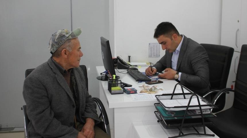 Yaşlı adam yolda buldu, d&uuml;ş&uuml;nmeden belediyeye teslim etti