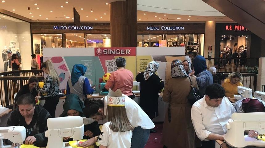 Kadınlar "sevgi dolu" yastıklar diktiler