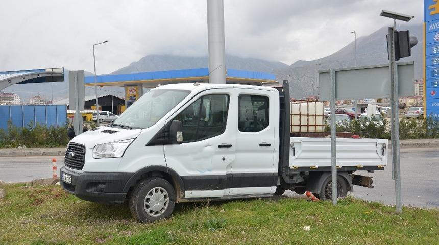 Pikapla kamyon çarpıştı: 1 yaralı