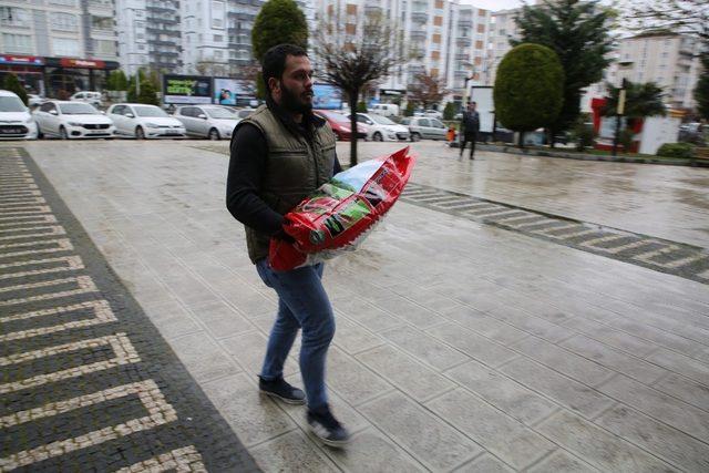 Atakum Belediyesi’ne çiçek yerine hayvan maması hediye ettiler