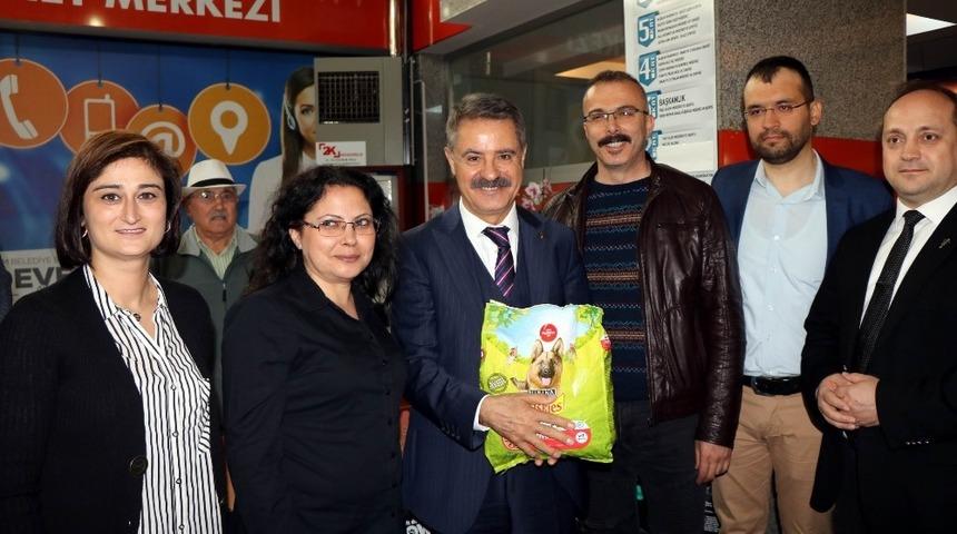 Atakum Belediyesi&rsquo;ne &ccedil;i&ccedil;ek yerine hayvan maması hediye ettiler