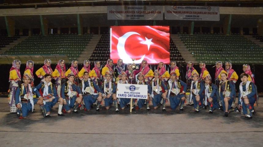 Yarış Ortaokulu halk oyunlarında T&uuml;rkiye &uuml;&ccedil;&uuml;nc&uuml;s&uuml; oldu