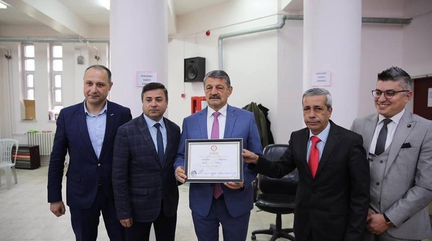 Bartın Belediye Başkanı Akın, mazbatasını aldı