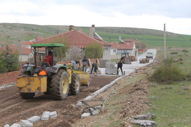 İnönü’de iki mahalledeki kilit taşı çalışmaları devam ediyor