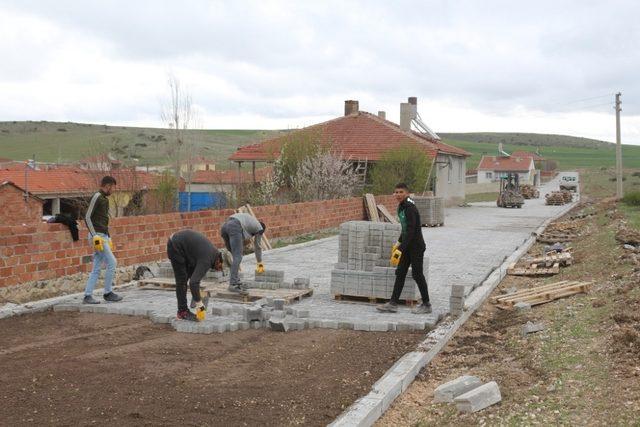 İnönü’de iki mahalledeki kilit taşı çalışmaları devam ediyor