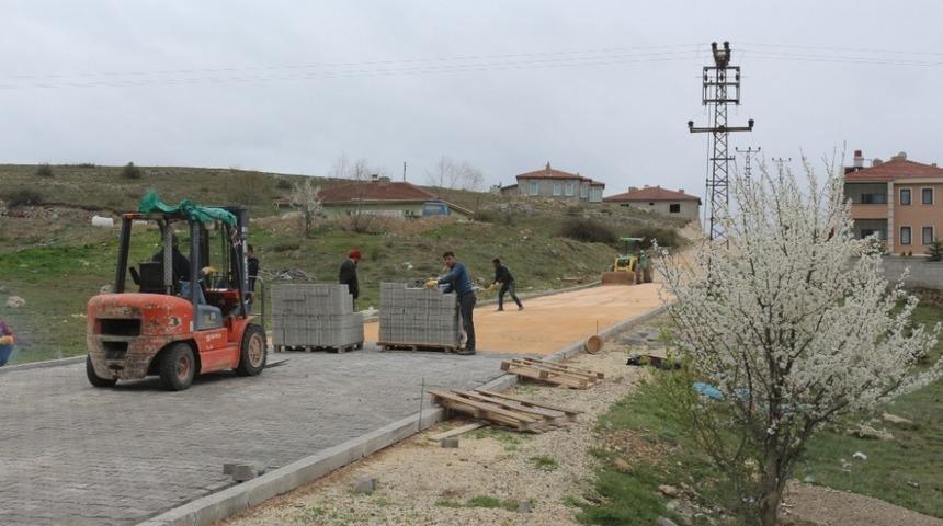 İnönü’de iki mahalledeki kilit taşı çalışmaları devam ediyor