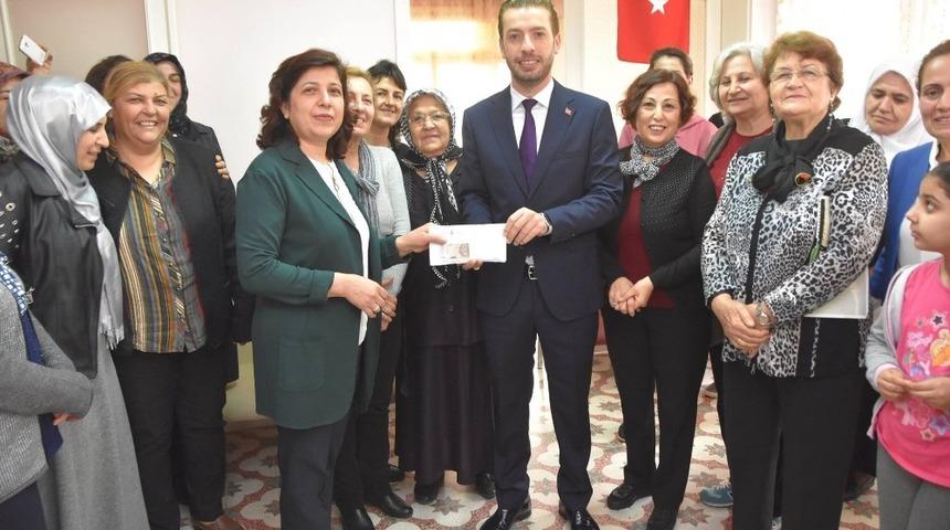 Başkan Aydar ilk maaşını &ouml;ğrencilere burs i&ccedil;in bağışladı