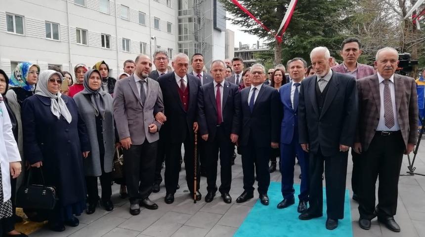 Erciyes Üniversitesinde Nazende-Nuri Özkaya Gündüz Onkoloji Merkezi açıldı