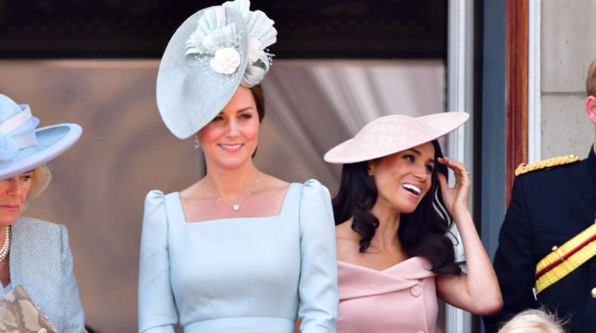 Kate ve Meghan'ın tek ortak noktası ayakkabılarının b&uuml;y&uuml;k olması! Peki neden b&uuml;y&uuml;k ayakkabı giyiyorlar?