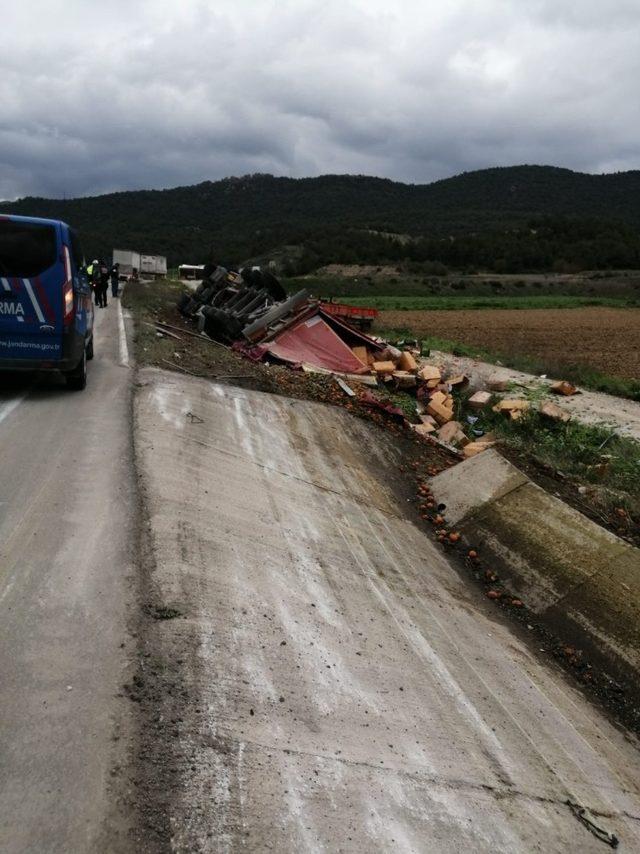 Bilecik’te sebze yüklü tır devrildi, 1 yaralı