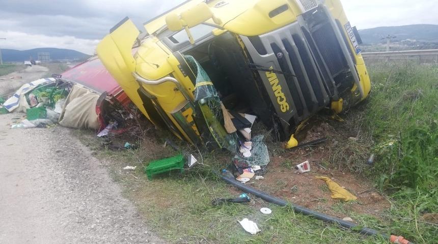 Bilecik&rsquo;te sebze y&uuml;kl&uuml; tır devrildi, 1 yaralı