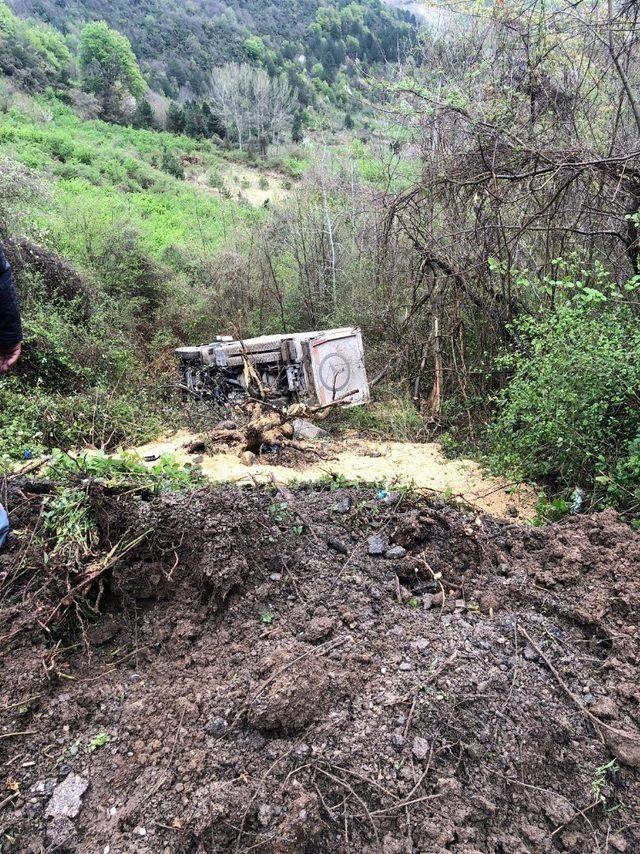 Yoldan çıkan kamyon şarampole yuvarlandı: 1 yaralı