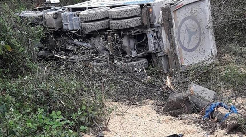 Yoldan &ccedil;ıkan kamyon şarampole yuvarlandı: 1 yaralı