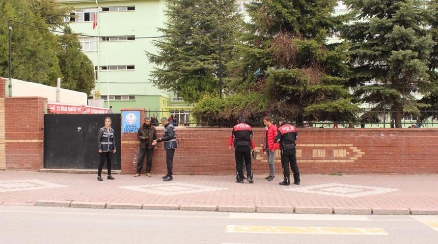 Polis, okul &ouml;nlerinde &ouml;nlem alıyor