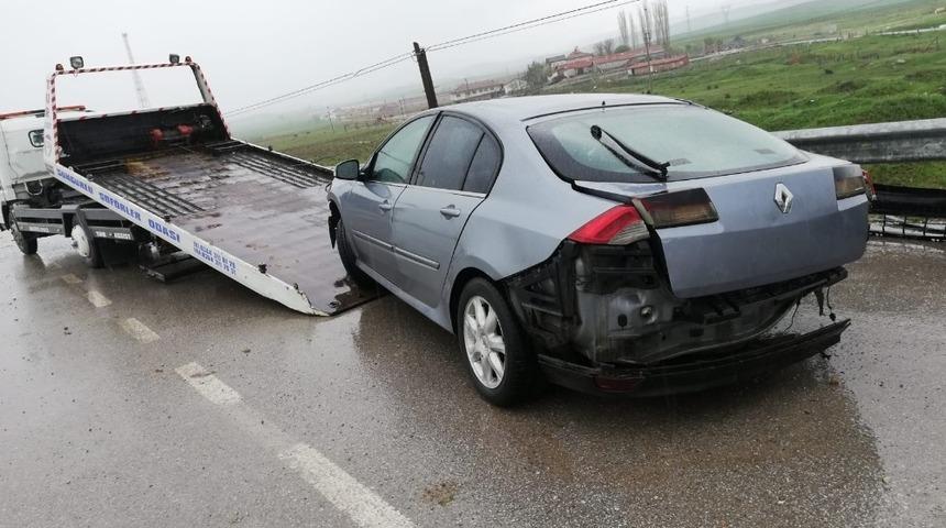 Otomobil bariyerlere &ccedil;arptı : 3 yaralı