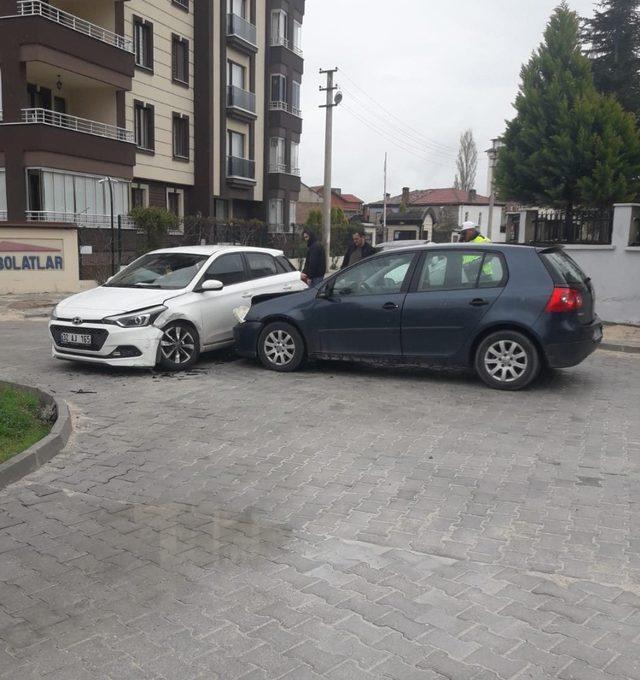 Kadın sürücülerin kullandığı otomobiller çarpıştı: 1 yaralı 1
