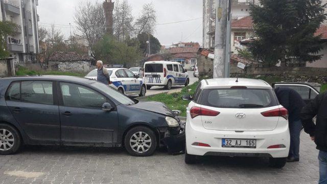 Kadın sürücülerin kullandığı otomobiller çarpıştı: 1 yaralı
