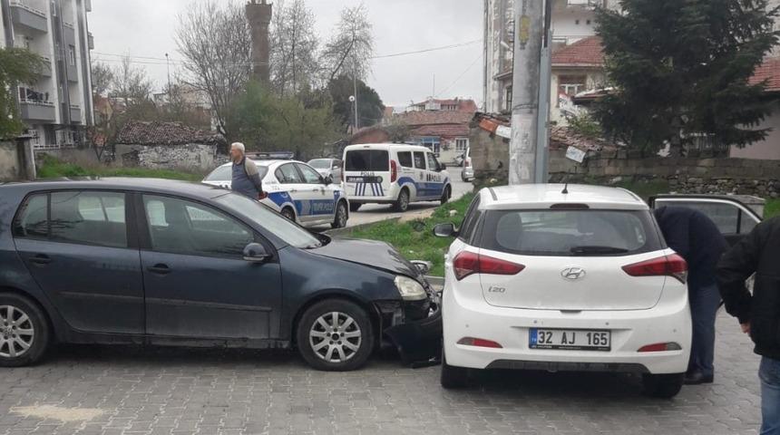 Kadın s&uuml;r&uuml;c&uuml;lerin kullandığı otomobiller &ccedil;arpıştı: 1 yaralı