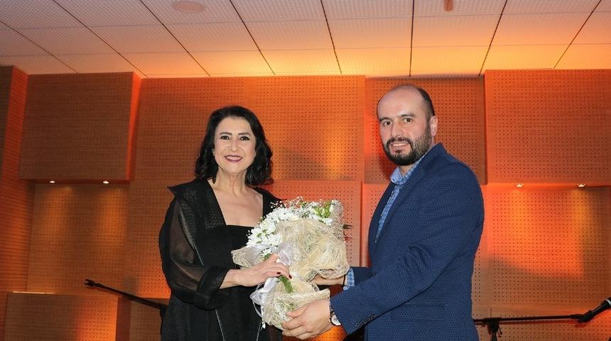 &lsquo;Baharda Nar &Ccedil;i&ccedil;ekleri&rsquo; isimli s&ouml;yleşi, Ziya Taşkent Konser Salonunda ger&ccedil;ekleştirdi