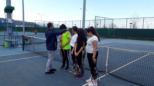 Mehmet Kemal Dedeman Ortaokulu Yıldız Kızlar Tenis’te Türkiye Finallerinde