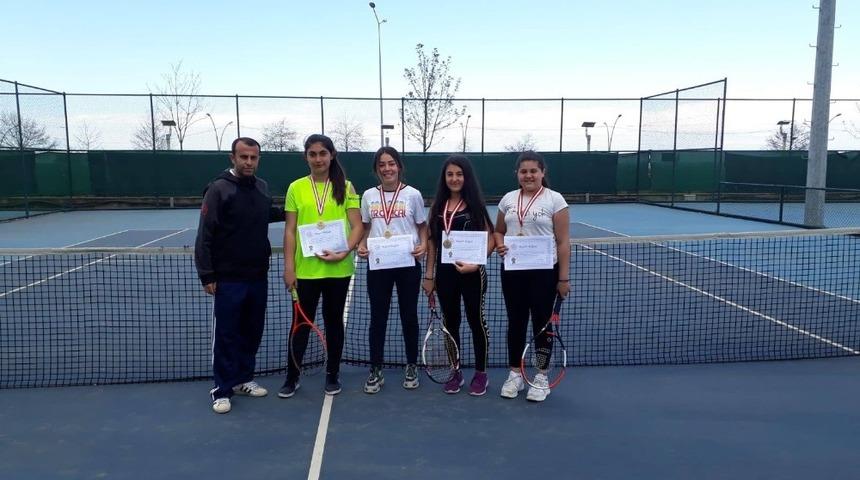 Mehmet Kemal Dedeman Ortaokulu Yıldız Kızlar Tenis&rsquo;te T&uuml;rkiye Finallerinde