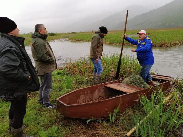 Düzce de göle atılan ağlar toplandı 3
