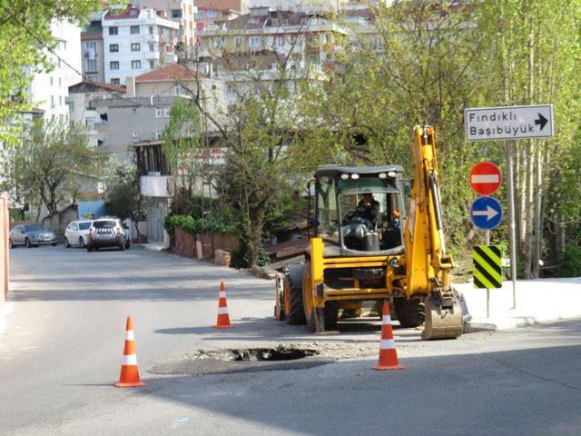 Ataşehir'de yol çöktü