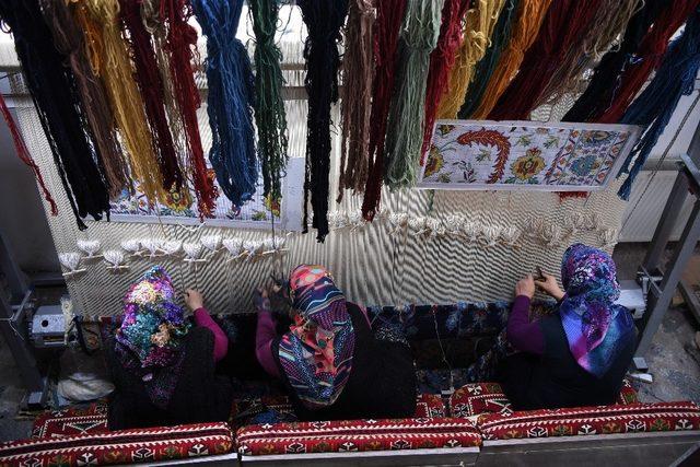 Kilim evinde dokunan ilk halıyı tezgahtan Vali Kocabıyık aldı