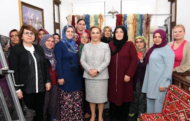 Kilim evinde dokunan ilk halıyı tezgahtan Vali Kocabıyık aldı