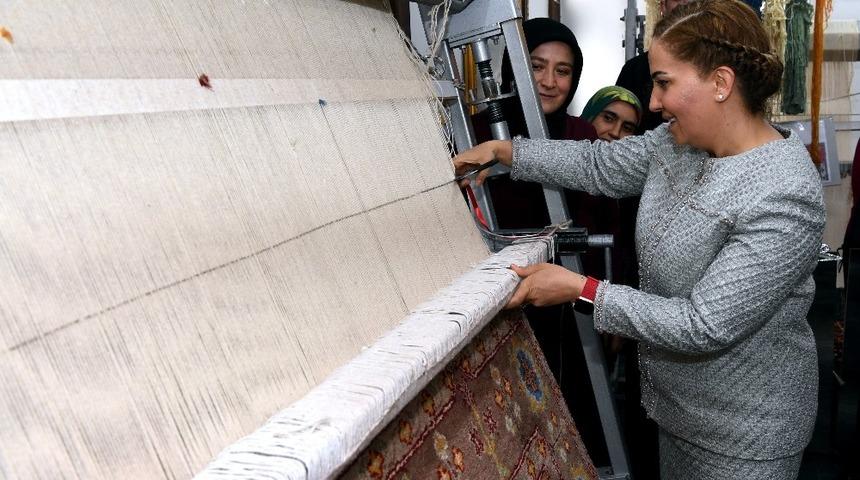 Kilim evinde dokunan ilk halıyı tezgahtan Vali Kocabıyık aldı