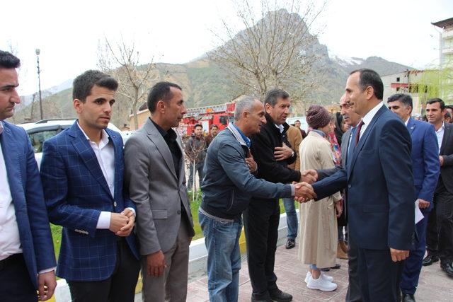 Şemdinli'de AK Parti'li Saklı, mazbatasını aldı
