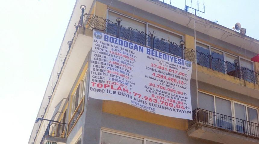 Devraldığı belediyenin bor&ccedil;larını afişle duyurdu
