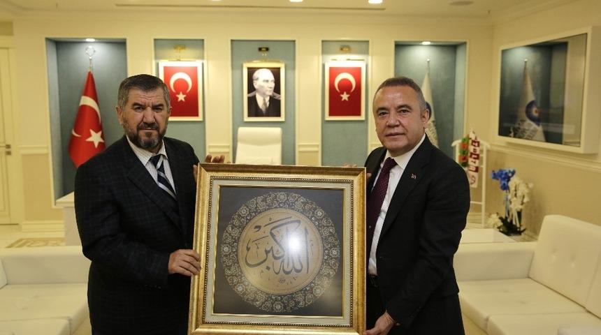 Başkan B&ouml;cek, &ldquo;5 yıl Antalya&rsquo;yı sizlerle birlikte y&ouml;neteceğiz. Her zaman birlik ve beraberlik i&ccedil;erisinde &ccedil;alışmalarımızı s&uuml;rd&uuml;receğiz&rdquo;