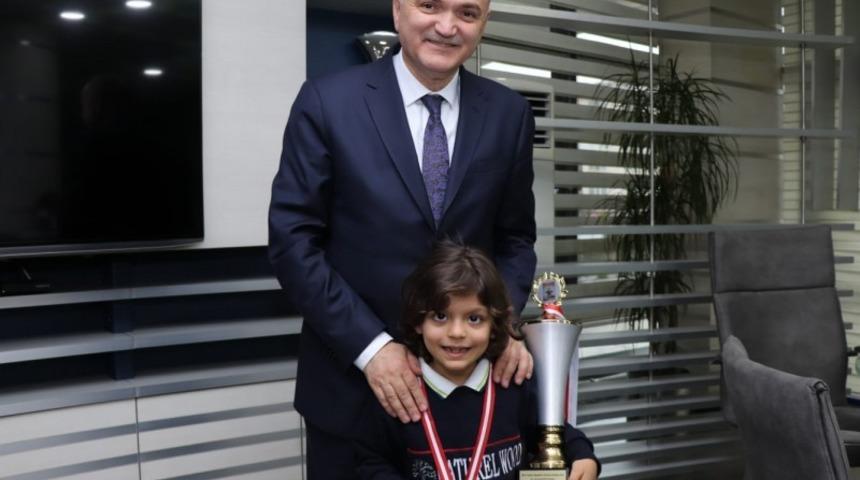 Şampiyonlar Başkan &Ouml;zl&uuml;&rsquo;y&uuml; ziyaret etti